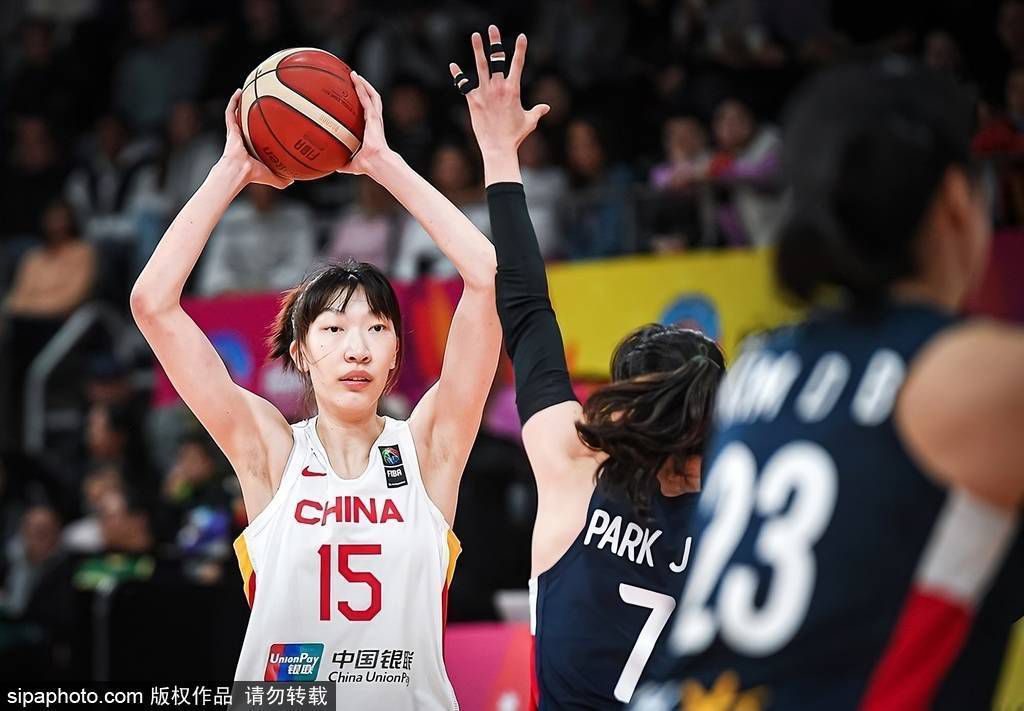 片中既有抗灾前线的英勇无畏、精准扶贫的悲天悯人、动员吊庄移民的热血激昂，也有草原之上的载歌载舞、暴风雪夜的父女深情、与群众分享羊肉汤的平易近人⋯⋯“牧民省长”不止活在史料和报道里